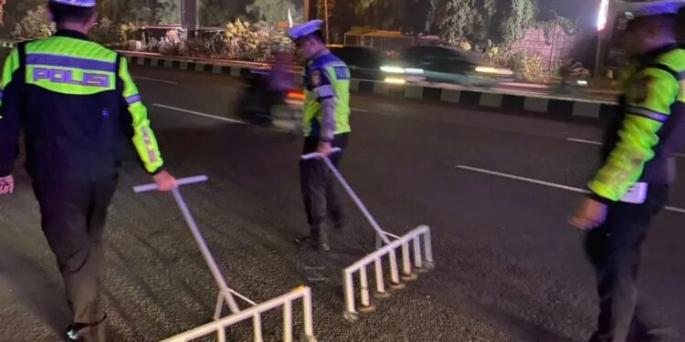 Sterilisasi Ranjau Paku, Sat Lantas Polres Tangsel Sisir Jl. Pahlawan Seribu