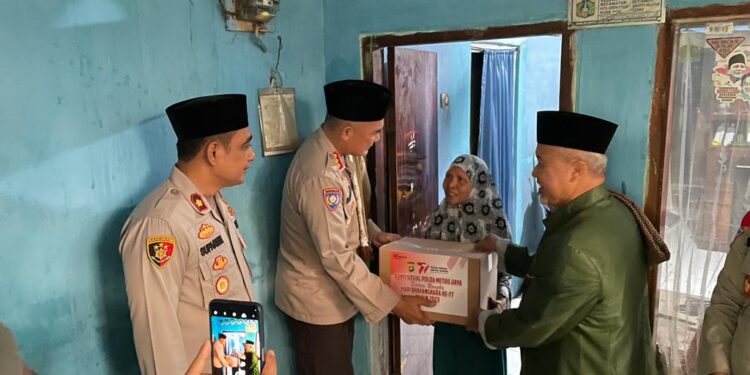 Polda Metro Giat SULING Serta Bagikan 100 Paket Sembako Kepada Korban Kebakaran Kel. Menteng Atas