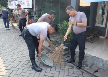 Polres Tangsel Giat Bersih-Bersih Sampah Di Lingkungan Kp. Jombang
