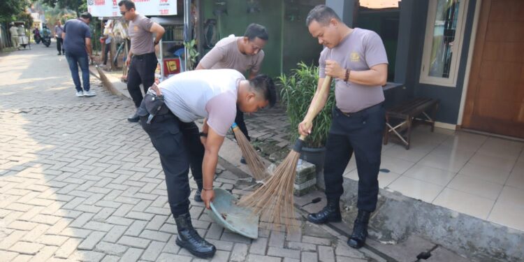 Polres Tangsel Giat Bersih-Bersih Sampah Di Lingkungan Kp. Jombang