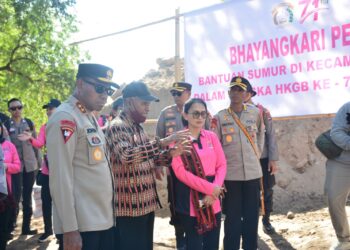Ketum Bhayangkari Berikan Bantuan Kepada Anak Stunting di Desa Reruwairere