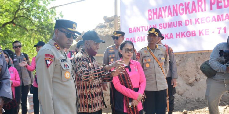 Ketum Bhayangkari Berikan Bantuan Kepada Anak Stunting di Desa Reruwairere