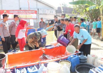 Polri Salurkan Bantuan Air Bersih Atasi Kekeringan di Grobogan