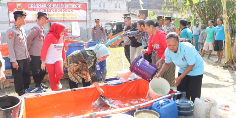 Polri Salurkan Bantuan Air Bersih Atasi Kekeringan di Grobogan