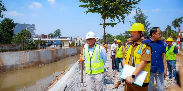 Percepat Penanganan Banjir, Pilar Tinjau Pembangunan Turap Kali Ciater Hilir Segmen Laverde – Serpong Park