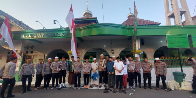 Ditbimmas Polda Metro Jaya Giat Suling dan serahkan 100 Paket Sembako di mesjid Jami Al barokah.