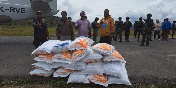 Kapolri Salurkan 264,7 Ton Beras dan 1.500 Sembako untuk Warga Papua yang Terdampak Kekeringan