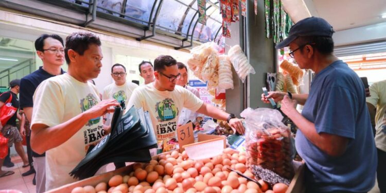 Larang Penggunaan Plastik, Pilar Lakukan Sosialisasi Aturan di Berbagai Titik Perbelanjaan