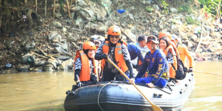 Peringati HUT ke-75, Polwan Gelar Baksos dan Bersih-bersih di Bantaran Ciliwung