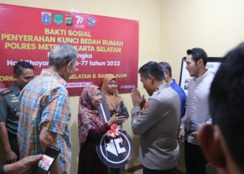 Kapolda Metro Jaya Serahkan Kunci Bedah Rumah Bulan Bhakti Presisi Hari Bhayangkara ke-77 di Jaksel