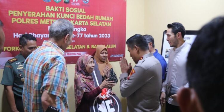 Kapolda Metro Jaya Serahkan Kunci Bedah Rumah Bulan Bhakti Presisi Hari Bhayangkara ke-77 di Jaksel