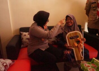 Jelang Hari Jadi Polwan Ke-75, Polwan Polres Metro Bekasi Renovasi Rumah Warga
