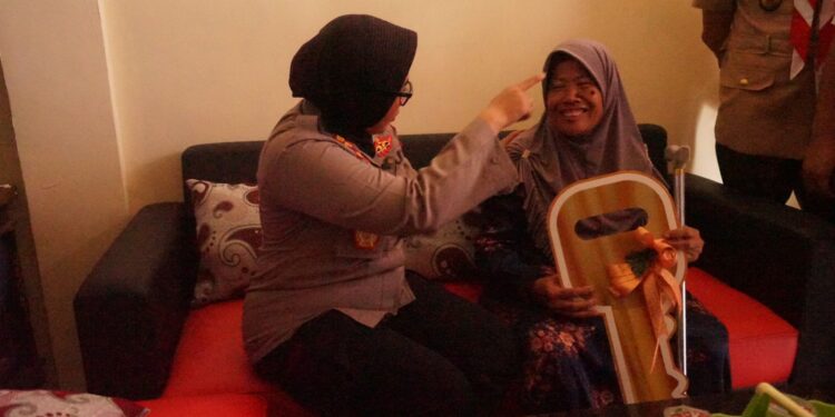 Jelang Hari Jadi Polwan Ke-75, Polwan Polres Metro Bekasi Renovasi Rumah Warga