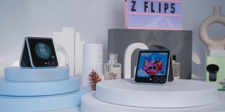 Nonton Netflix hingga Balas Chat WA Anti Ribet Bisa Kamu Lakukan di Cover Screen Galaxy Z Flip5
