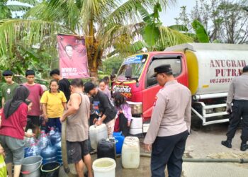 Polres Tangsel Peduli : Polsek Legok Distribusikan Air Bersih