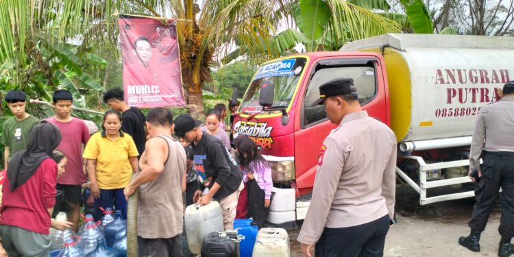 Polres Tangsel Peduli : Polsek Legok Distribusikan Air Bersih