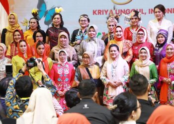 Kriyanusa 2023, Ketua Dekranasda Provinsi Banten Tine Al Muktabar Promosikan Tenun Baduy dan Tas Rajut
