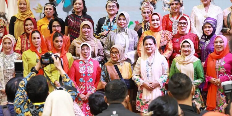 Kriyanusa 2023, Ketua Dekranasda Provinsi Banten Tine Al Muktabar Promosikan Tenun Baduy dan Tas Rajut