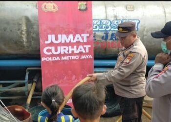Polsek Sunda Kelapa dan Dermawan Berikan Bantuan Air Bersih Kepada Warga Muara Angke.