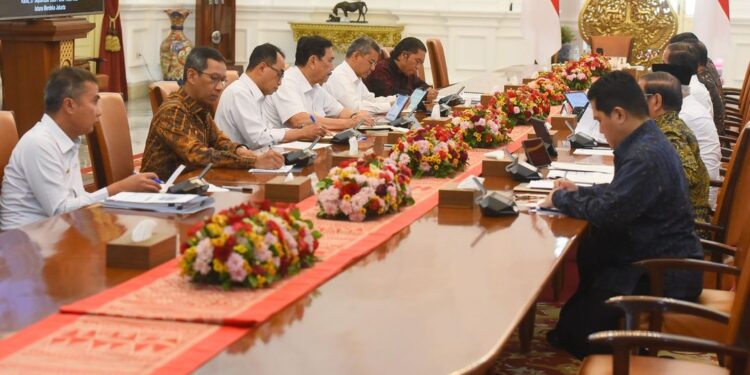 Pj Gubernur Banten Al Muktabar Ikuti Ratas Bersama Presiden Joko Widodo Bahas Pembangunan MRT Fase III