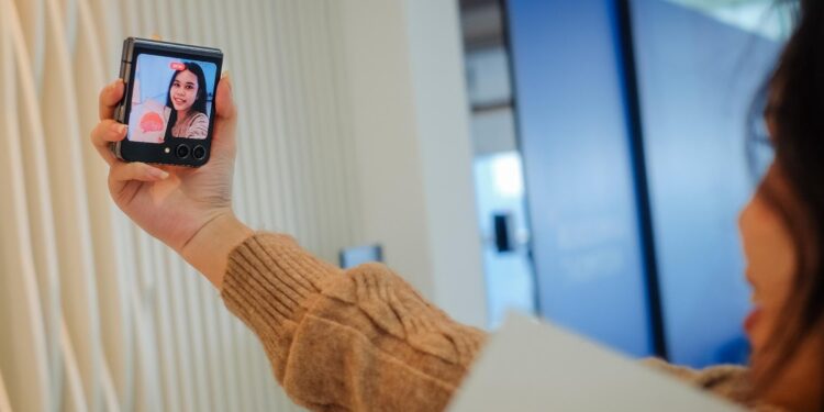 Berkat Hinge yang Kokoh, Ini 3 Inspirasi Cara Vlogging Unik Cuma Bisa Dilakukan Pakai HP Lipat Galaxy Z Flip5! 