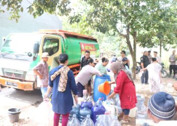 Polsek Cisauk Salurkan Ribuan Liter Air Bersih Untuk Warga Kp. Koceak