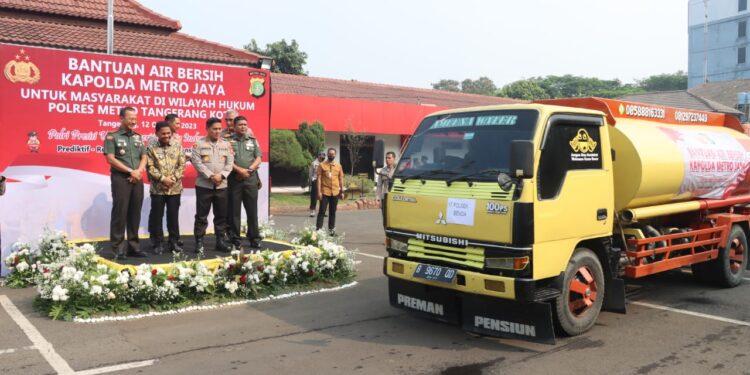 Kapolda Metro Jaya Bersama Forkopimda Tangerang Kota gelar Coffee Morning dan Berikan Bantuan Air Bersih