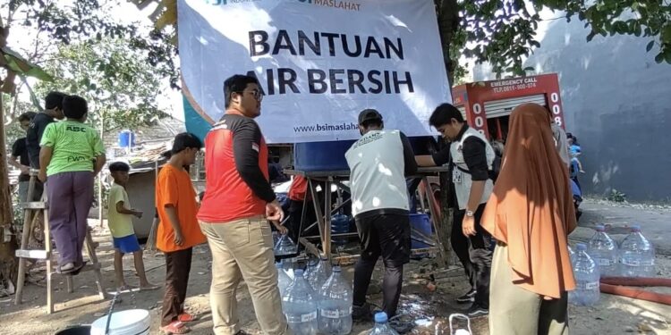Bersinergi dengan BPBD Tangsel, BSI Maslahat Distribusikan Ribuan Liter Air Bersih