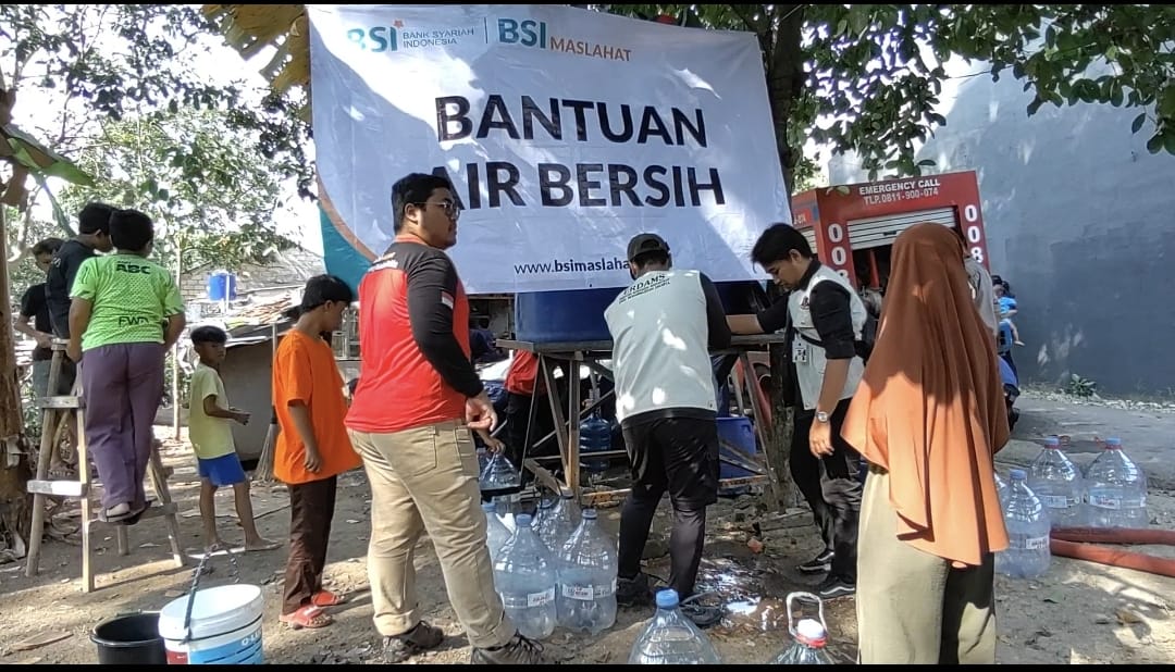 Bersinergi dengan BPBD Tangsel, BSI Maslahat Distribusikan Ribuan Liter Air Bersih