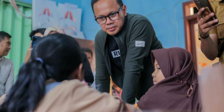 Bima Arya Kunjungi Posyandu Dahlia dan SDN Gang Aut