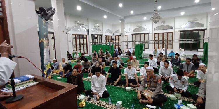 Ditbinmas PMJ Laksanakan Program “Satu Jam Mengaji Bersama Polisi” di Masjid Al Jihad