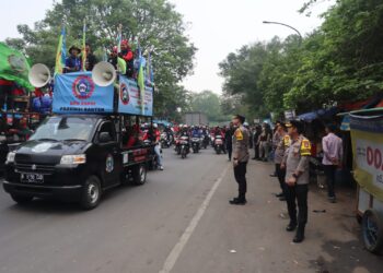 Polres Tangsel Kawal Ribuan Massa Buruh Menuju KP3B Prov. Banten di Kolong Tol Bitung