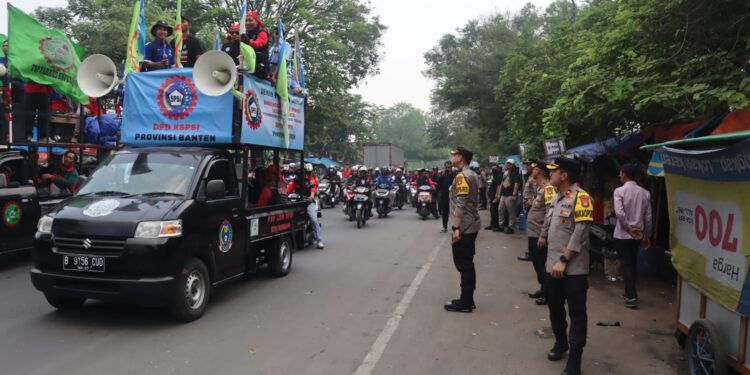 Polres Tangsel Kawal Ribuan Massa Buruh Menuju KP3B Prov. Banten di Kolong Tol Bitung