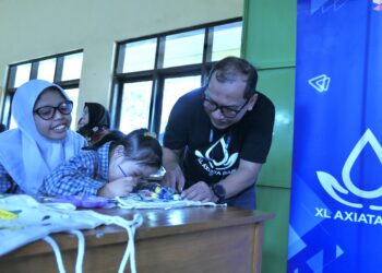 Dukung Komunitas Penyandang Disabilitas Garut, Karyawan dan Manajemen XL Axiata Mengajar di SLB