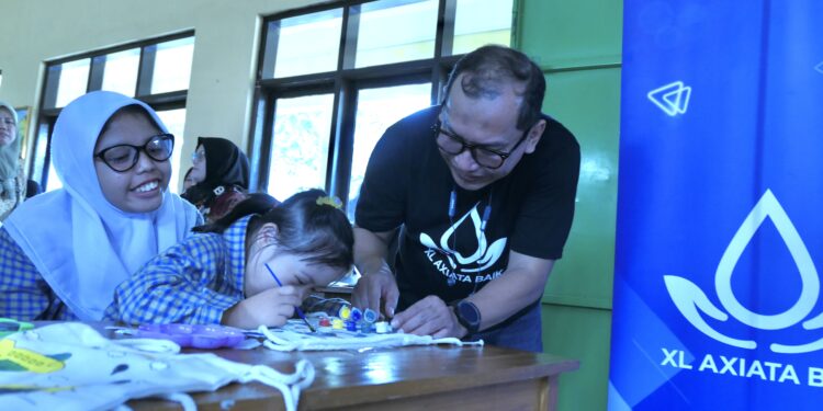 Dukung Komunitas Penyandang Disabilitas Garut, Karyawan dan Manajemen XL Axiata Mengajar di SLB