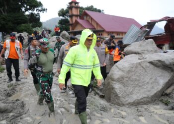 Kapolda Sumut Salurkan Bantuan dan Pastikan Pencarian Korban Longsor di Humbahas