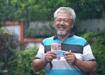 Juru Bayar Kantorpos Antar Langsung Bansos Tahap 4 ke Rumah,KPM Menangis Haru