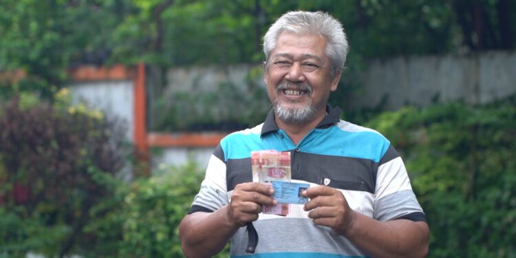 Juru Bayar Kantorpos Antar Langsung Bansos Tahap 4 ke Rumah,KPM Menangis Haru