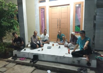 Jaga Kondusifitas, Bhabinkamtibmas Pakujaya Laksanakan Patroli Kewilayahan Malam Hari