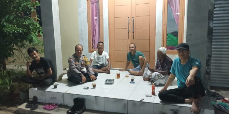 Jaga Kondusifitas, Bhabinkamtibmas Pakujaya Laksanakan Patroli Kewilayahan Malam Hari