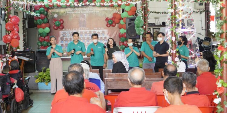 Jelang Hari Natal Hotel Santika Premiere Bintaro Menebar Kasih bersama Panti Werdha PNIEL Bintaro