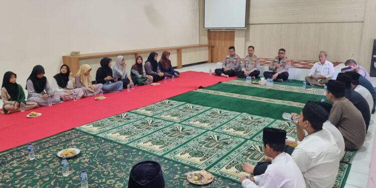Polsek Kelapa Dua Mengadakan Kegiatan Pengajian dan Santunan Anak Yatim di Yayasan Maktabul Aitam
