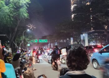 Sambut Tahun Baru 2024, Warga Tangsel Asik Nonton Kembang Api di Alam Surera