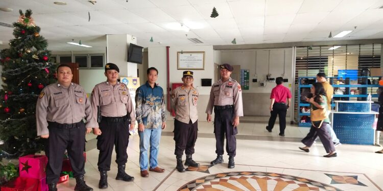 Anggota Pamobvit Lakukan Pengamanan Ibadah Tahun Baru di Gereja