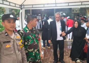 Bhabinkamtibmas dan Babinsa Melaksanakan Pengamanan Pemakaman di TPBU Ciater Barat