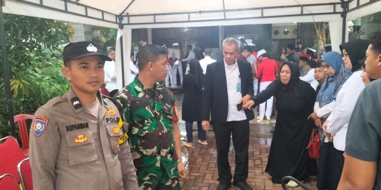 Bhabinkamtibmas dan Babinsa Melaksanakan Pengamanan Pemakaman di TPBU Ciater Barat