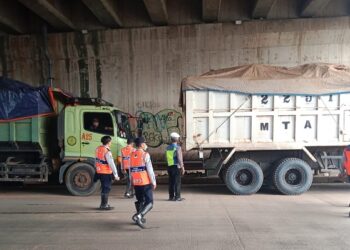 Beroperasi Diluar Jam Operasional, 33 Truk Tanah Dikandangkan di Tangerang