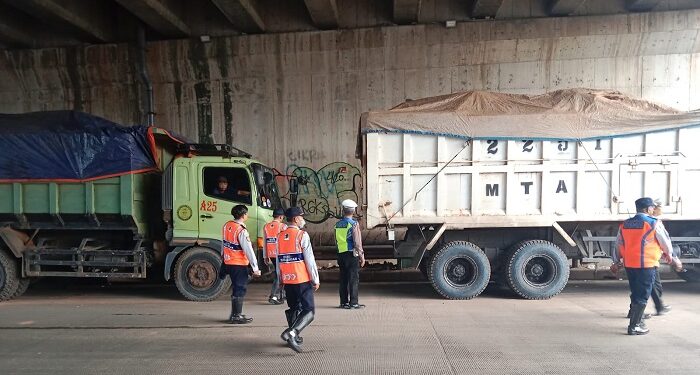 Beroperasi Diluar Jam Operasional, 33 Truk Tanah Dikandangkan di Tangerang