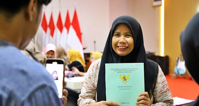 Kantah Tangsel Serahkan PTSL 2023 untuk Kecamatan Setu dan Pondok Aren