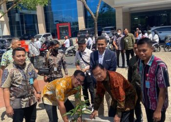 Penanaman Bibit Pohon Serentak Dalam Pelantikan Serentak KPPS Pemilu 2024 di Kota Tangerang Selatan